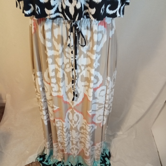 SOLD  Gorgeous maxi dress - Picture 3 of 3